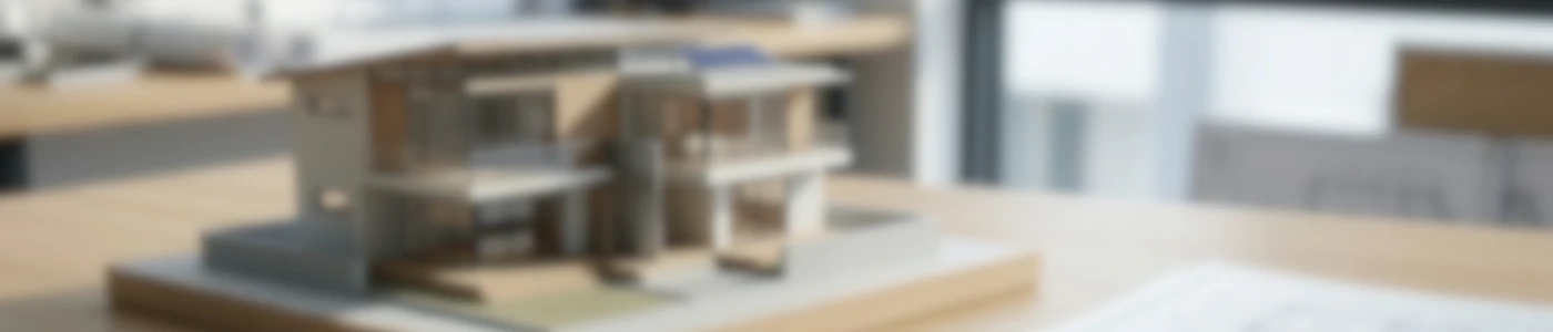 建築模型と設計図、製図ペンが置かれたデスクの写真。中央に「メーカー選び 図解ギャラリー 〜図解で分かる評価軸〜」の文字。