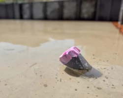 雨上がりの現場。ベース部分に雨水が溜まり、図らずもコンクリートが最も喜ぶ「天然の水中養生（生け簀状態）」になっている光景②
