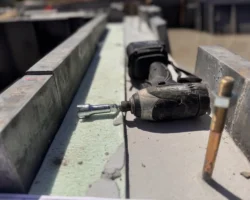 基礎天端の上に無造作に置かれたインパクトドライバー。