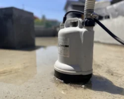 雨で水がたまった基礎から、雨水を排水するポンプ