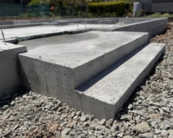 基礎がつくられた後に打設された玄関ポーチ階段。タイルは貼られておらず、階段状の無機質なコンクリート。
